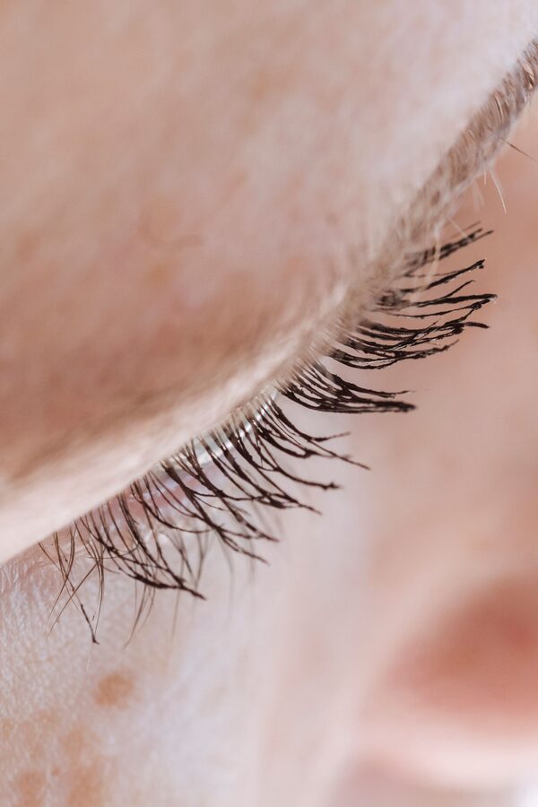 Nahaufnahme feiner, aufgerichteter Naturwimpern