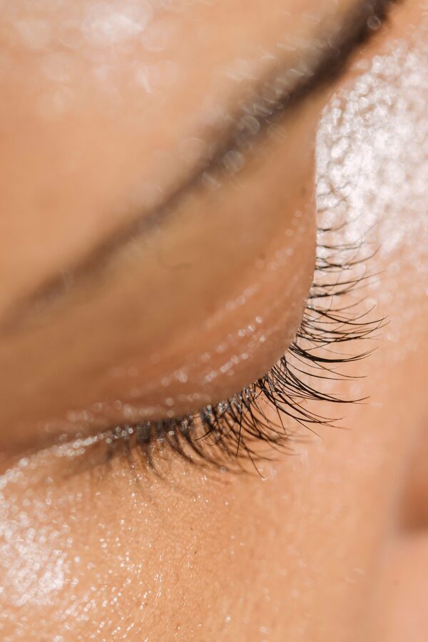 Nahaufnahme dichter Volume Lashes