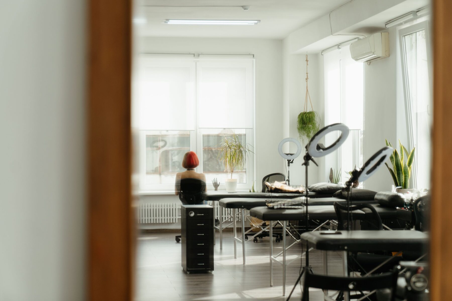 Blick in den Behandlungsraum von Aurelia Aesthetics